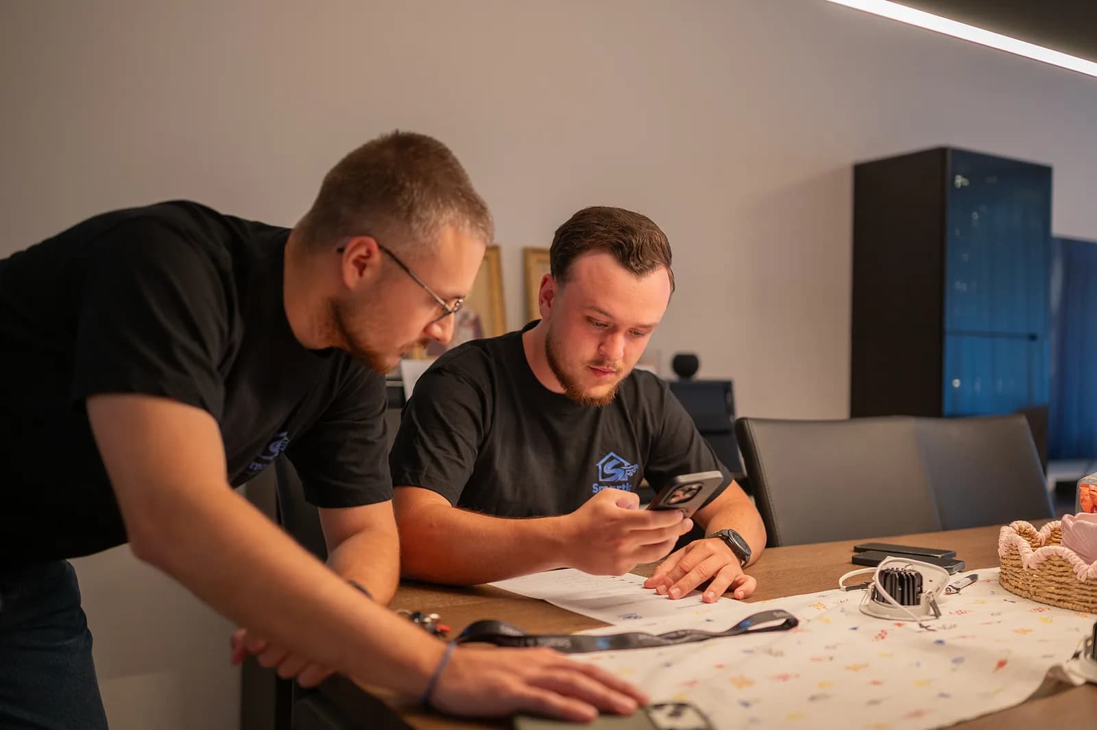Smartic-Team bei der Planung einer Smart-Home-Lösung
